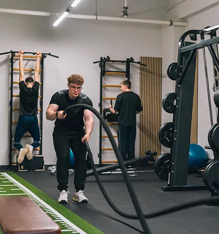 Power-Area mit Battle Ropes und Sprossenwand