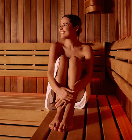 Frau entspannt in der Sauna
